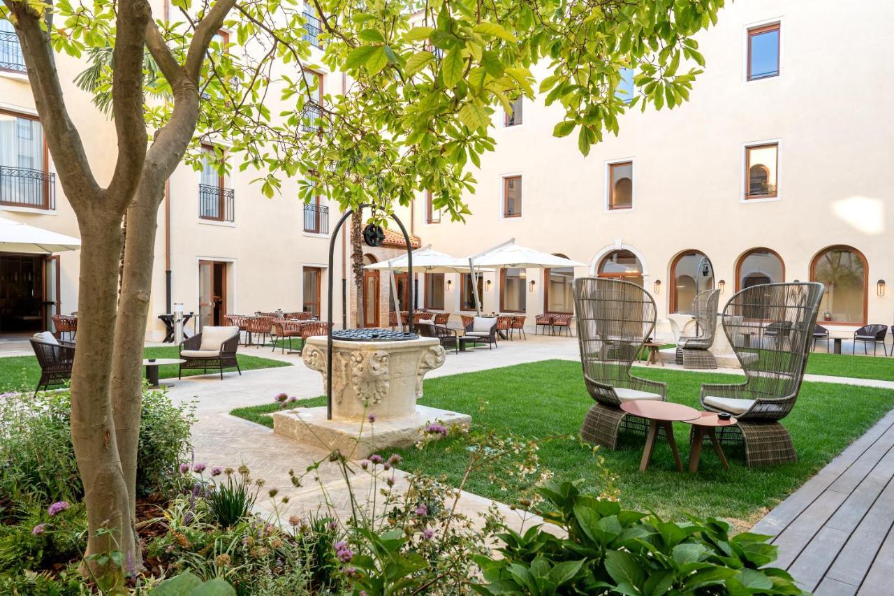 Ca'di Dio-Small Luxury Hotel Venezia Esterno foto The courtyard of the hotel
