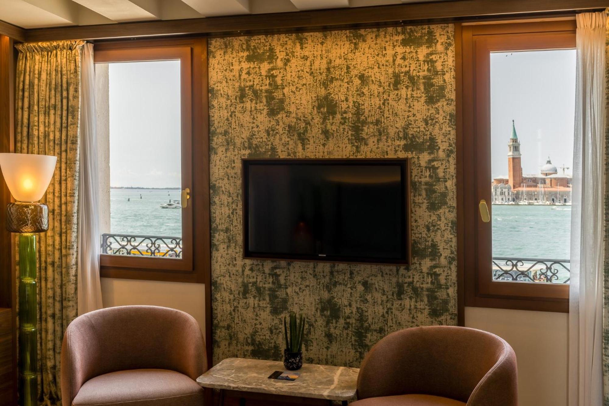 Ca'di Dio-Small Luxury Hotel Venezia Esterno foto A television set in a hotel room